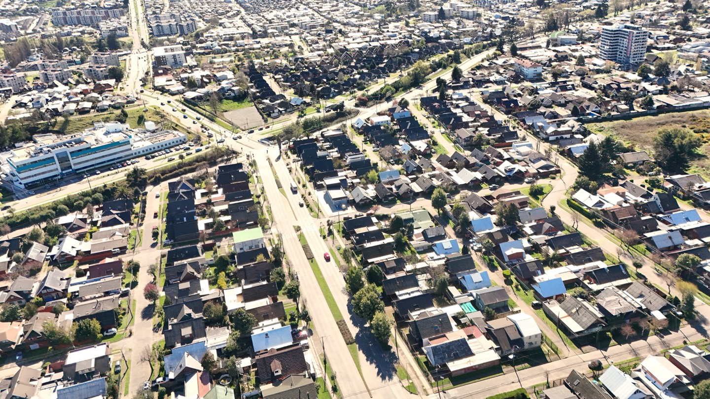 Vista aérea de Av. Javiera Carrera con la Clínica Alemana y el sector residencial que la rodea