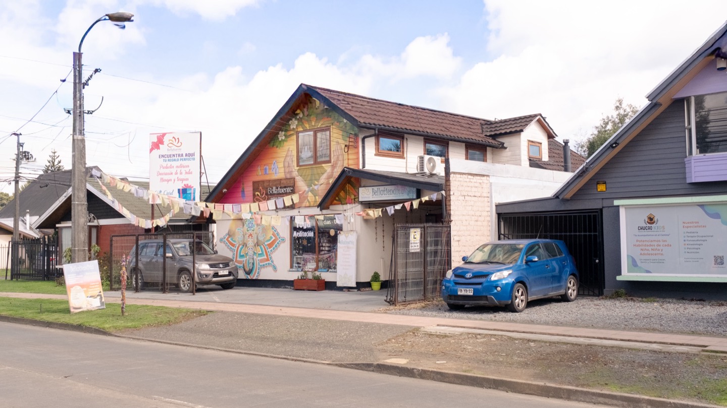 Casa del eje que hoy alberga una tienda y un centro de terapias